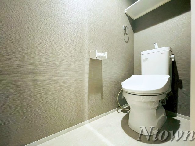 トイレ　落ち着いた色調のトイレです