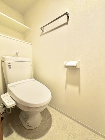 トイレ　落ち着いた色調のトイレです