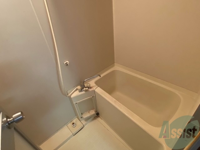 バス・シャワールーム　バスルームは狭すぎず、シャワーも浴びやすそうです。