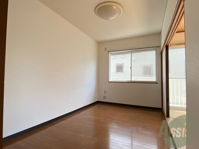 居室・リビング　５．９帖の洋室です。広々として、きれいですね。