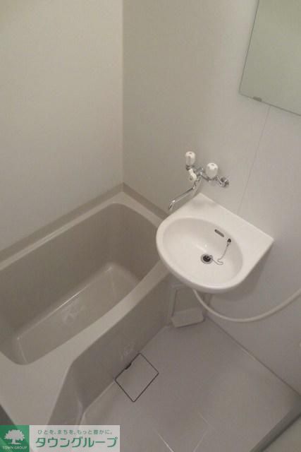 バス・シャワールーム　清潔感のあるバスルーム。