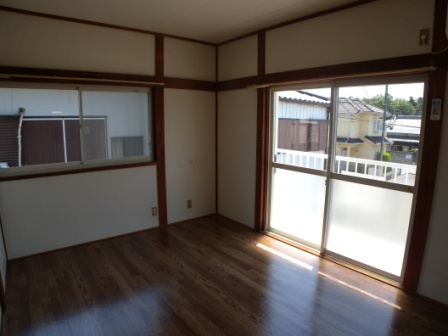 居室・リビング　出窓があり明るいダイニング