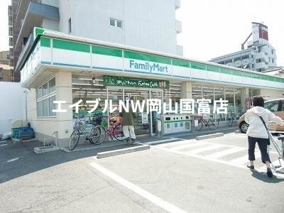 コンビニ　ファミリーマート岡大前店（コンビニ）まで696m