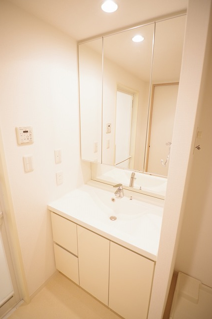 洗面設備　※同タイプの別のお部屋の写真です。