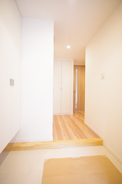 玄関　※同タイプの別のお部屋の写真です。