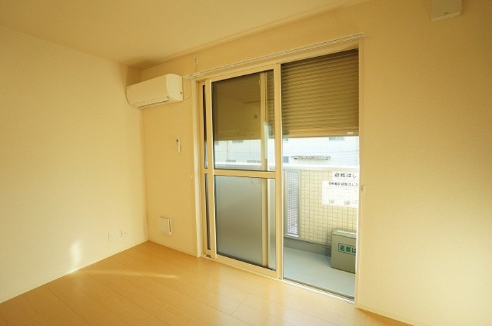 その他部屋・スペース　3.2帖の洋室、寝室としてお使いいただけます。雨戸シャッター