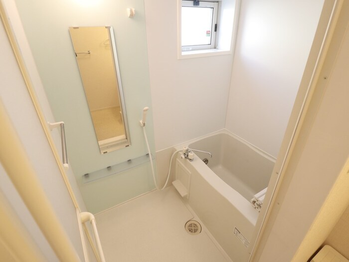 バス・シャワールーム　追い焚き給湯式浴室（小窓付）