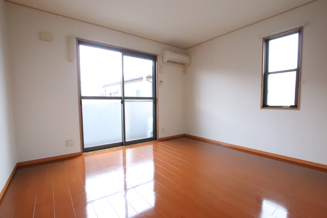 居室・リビング　２面採光で明るいお部屋です