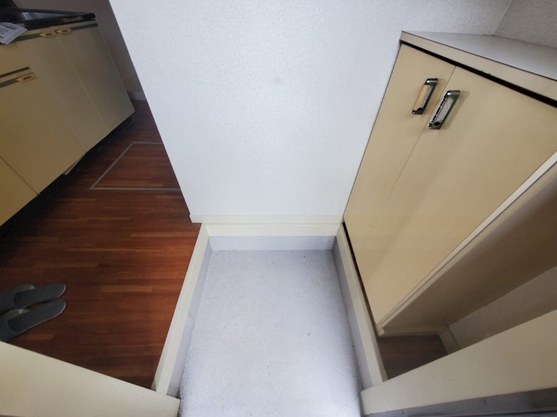 玄関　別のお部屋の写真を使用しております。