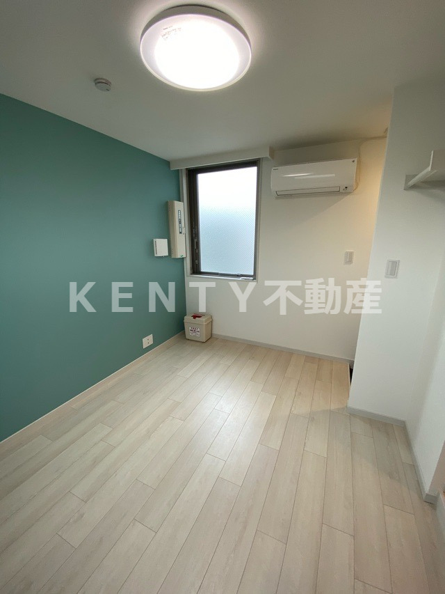 その他部屋・スペース　落ち着いた色調の寝室です