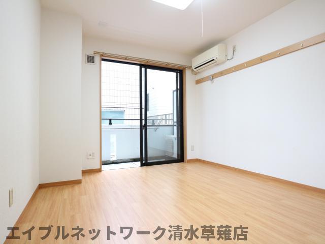 居室・リビング　こちらのリビングで趣味の時間をお楽しみください