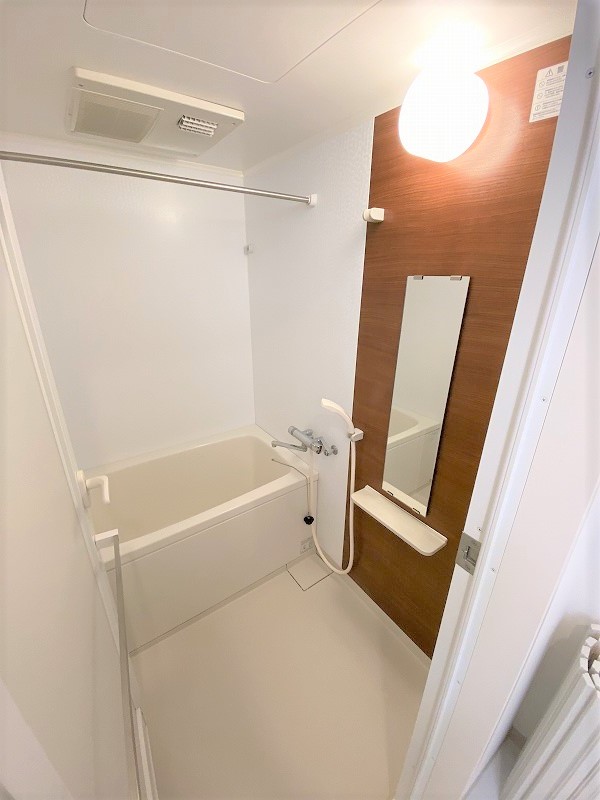 バス・シャワールーム　お風呂は浴室乾燥機付きなので、雨の日はこっちでも洗濯物が干せ