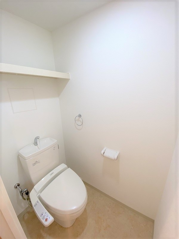 トイレ　トイレはウォシュレット付き♪上に棚もあって便利！