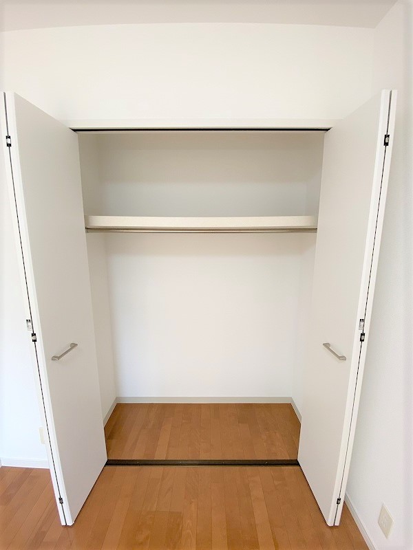 収納　洋室の収納は大きなクローゼット！白いクローゼットでお部屋の雰