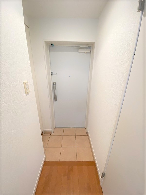 玄関　玄関には靴箱完備！