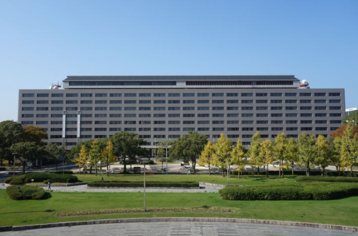 役所　福岡県庁（役所）まで735m