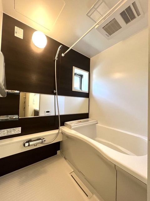 バス・シャワールーム　浴室には乾燥機が付いているので便利ですね☆