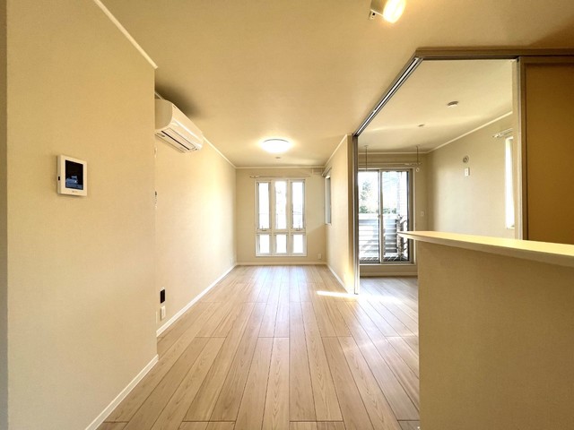 居室・リビング　広いリビングはゆったりくつろげる憩いの空間です♪