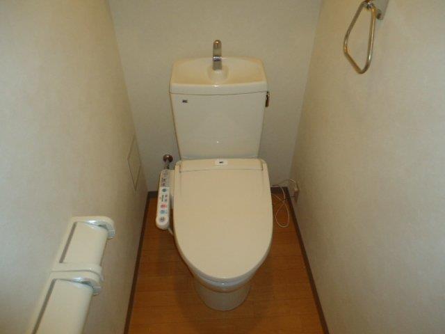 トイレ　シャワー付トイレです。