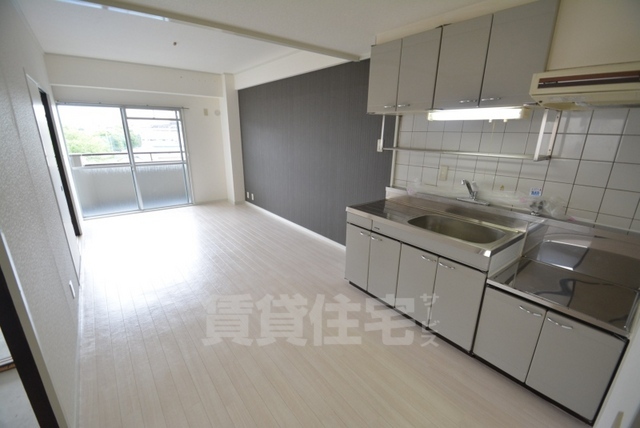 居室・リビング　白のフローリングで清潔感溢れます