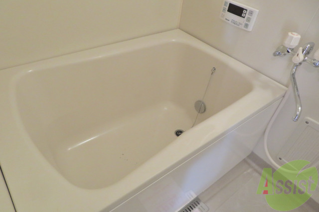 バス・シャワールーム　お風呂には追い焚き給湯が付いておりますので便利です。