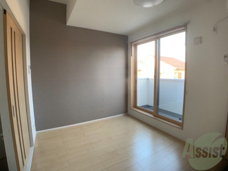 居室・リビング　アクセントクロスがお洒落なお部屋ですね。