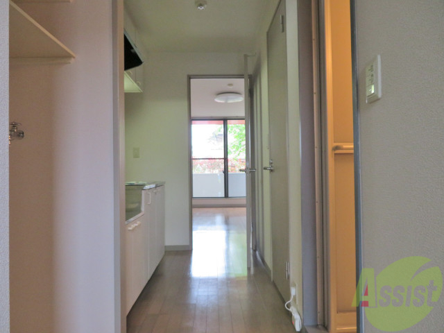 玄関　玄関からも陽の光が見えて、気持ちが良いですね。