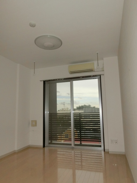 居室・リビング　お手入れのしやすいフローリング貼りのお部屋ですね。