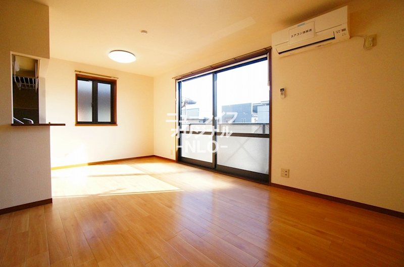 居室・リビング　開放的な12帖リビング　エアコン付で年中快適です☆