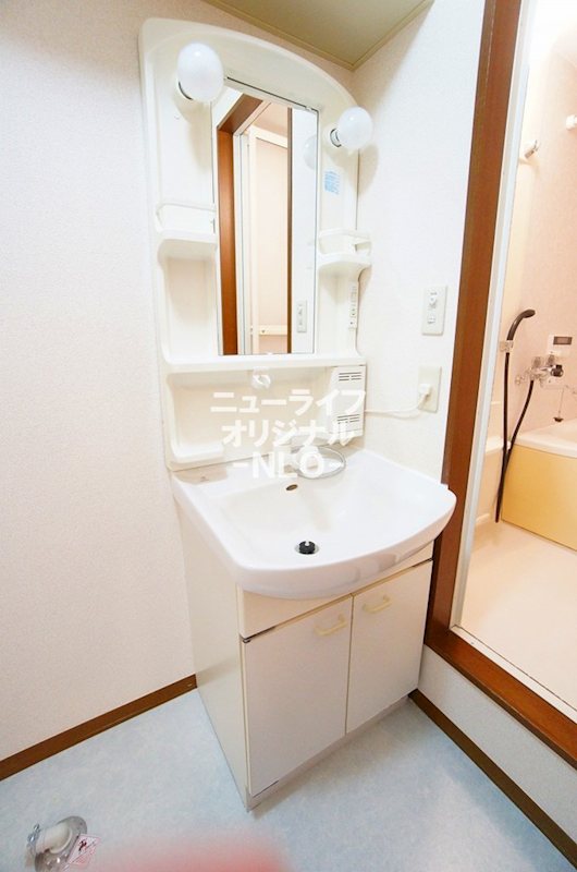 洗面設備　忙しい朝の身支度に役立つシャワー付き洗面台☆