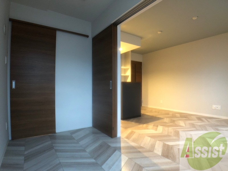 その他部屋・スペース　戸を閉めるとリビングと区切られた寝室にすることができますよ。