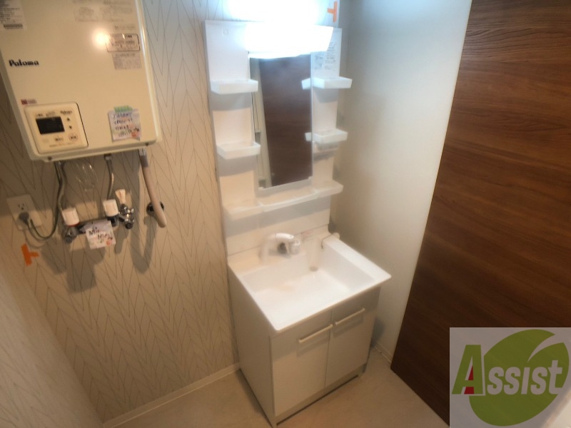 洗面設備　独立洗面台です。大きくてよいですね。シャンプーもできます。