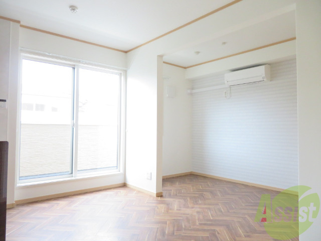 居室・リビング　リビングはこんな感じです。窓が大きくてよく陽が入ってきます。