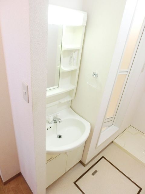 洗面設備　忙しい朝も便利な独立洗面台付き