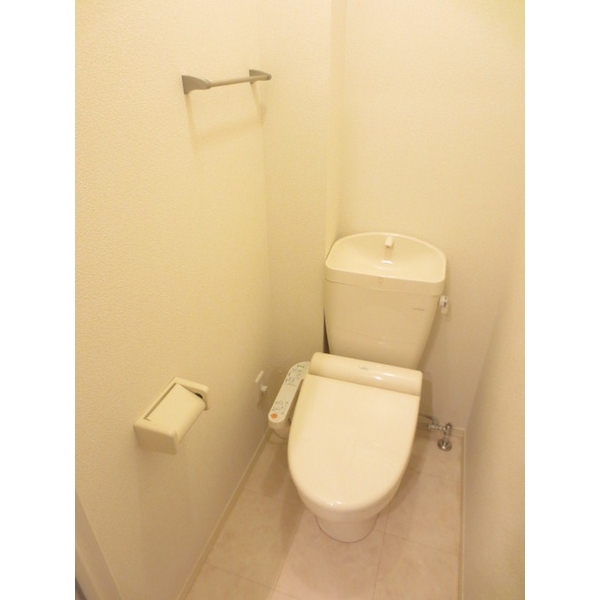 トイレ　落ち着いた色調のトイレです