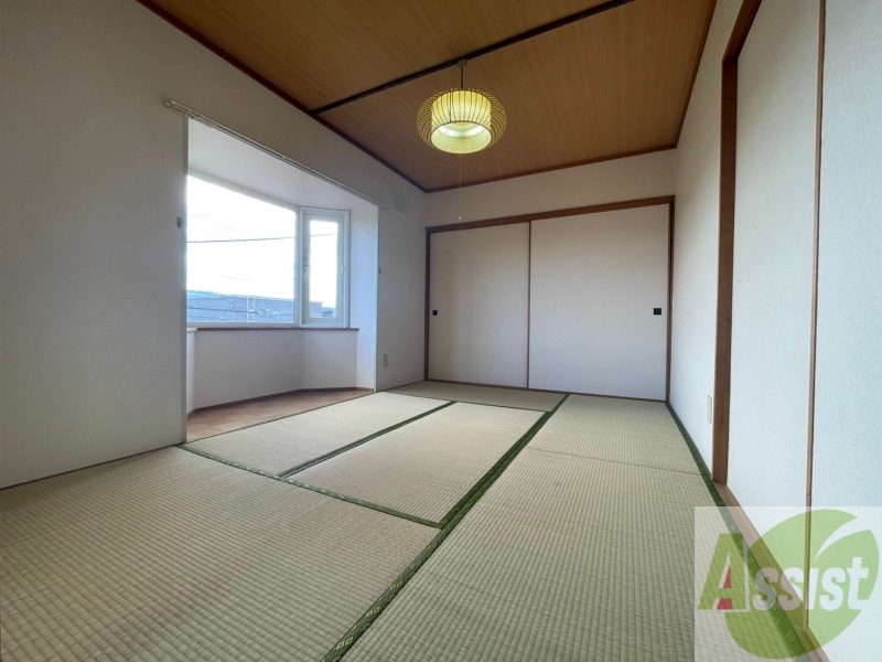 その他部屋・スペース　６帖の和室が広がっています。出窓もあり明るい印象です。