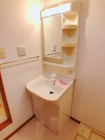 洗面設備　洗面脱衣所には独立洗面化粧台に洗濯機置き場♪