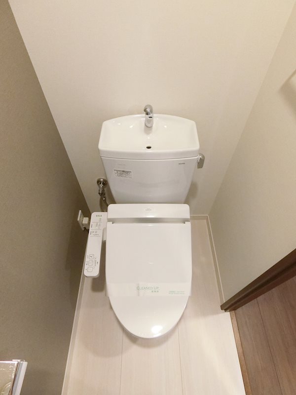 トイレ　温水洗浄便座付きです。