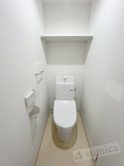 トイレ　人気アイテムの温水洗浄便座。清潔感のあるトイレです。