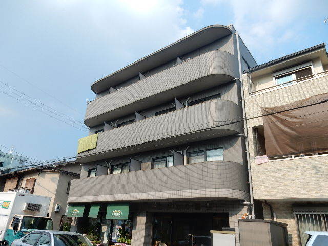 建物外観　１Ｆはお花屋さんです。