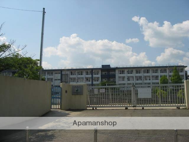 小学校　高槻市立奥坂小学校（小学校）まで262m