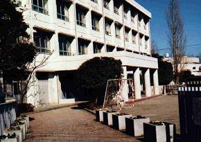 中学校　稲城市立稲城第四中学校（中学校）まで946m