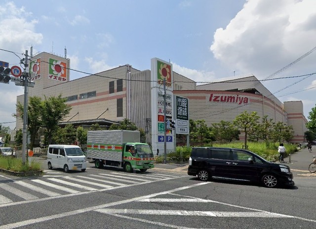 スーパー　イズミヤ　千里丘店（スーパー）まで1052m