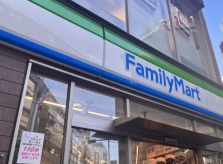 コンビニ　ファミリーマート 南篠崎町二丁目店（コンビニ）まで365m