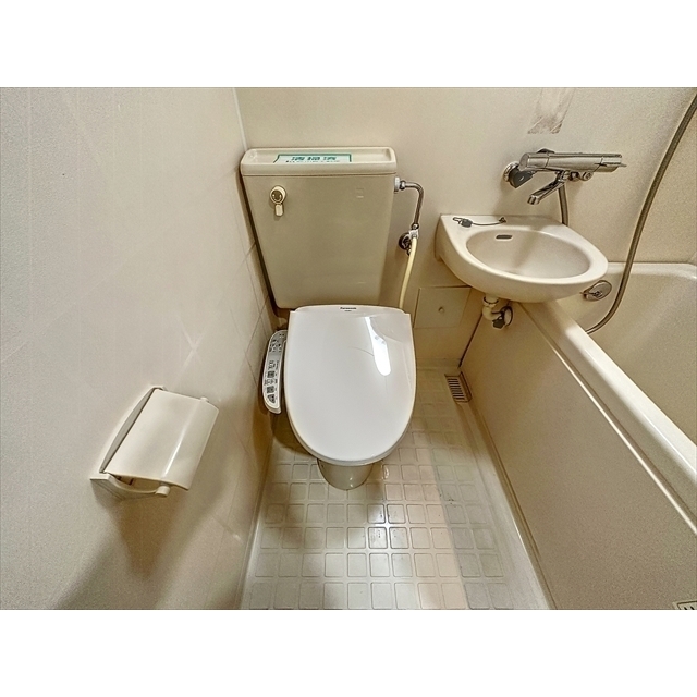トイレ　温水洗浄機能付きトイレです