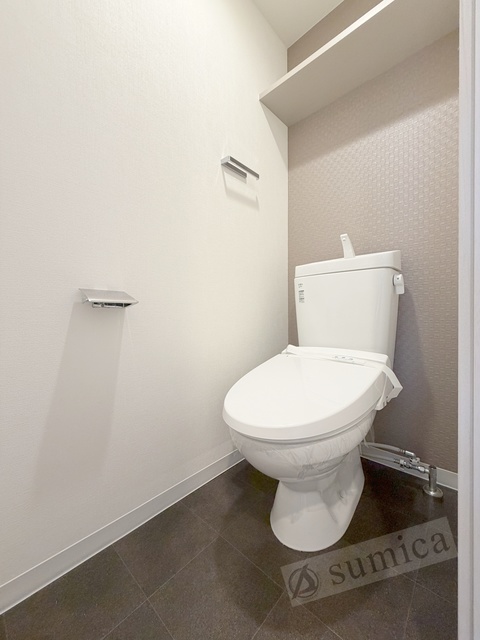 トイレ　人気アイテムの温水洗浄便座。清潔感のあるトイレです。
