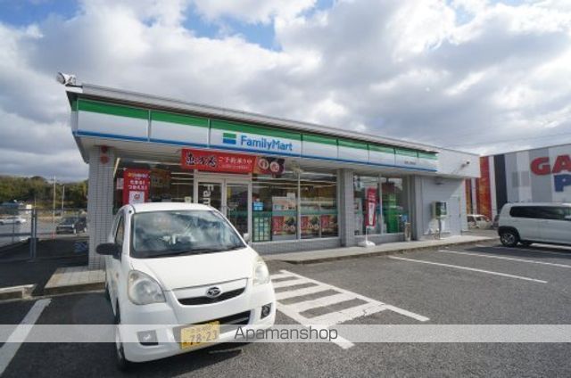 コンビニ　ファミリーマート　奈良上牧町店（コンビニ）まで721m