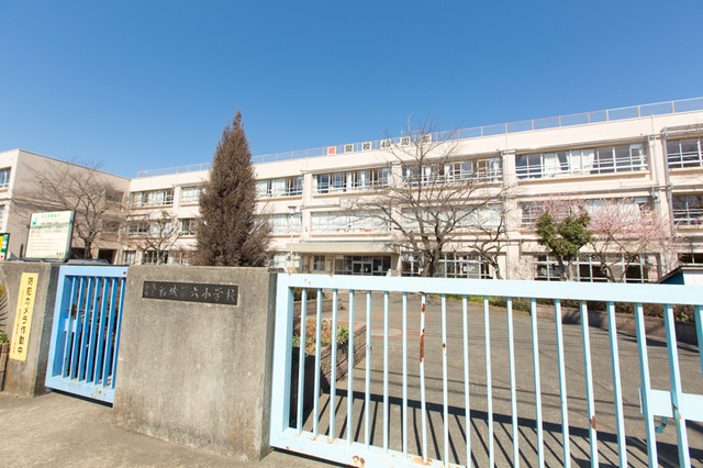 小学校　稲城市立稲城第六小学校（小学校）まで490m