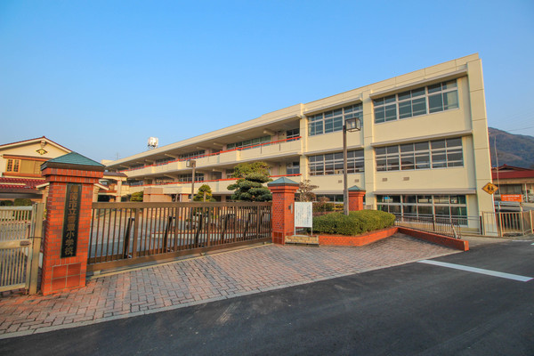 小学校　備前市立香登小学校（小学校）まで695m