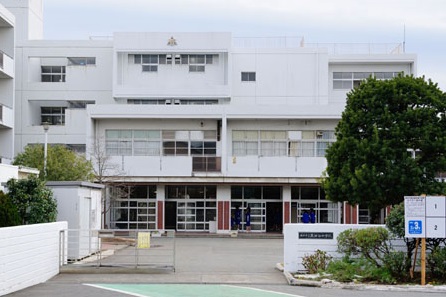 中学校　横浜市立栗田谷中学校（中学校）まで904m